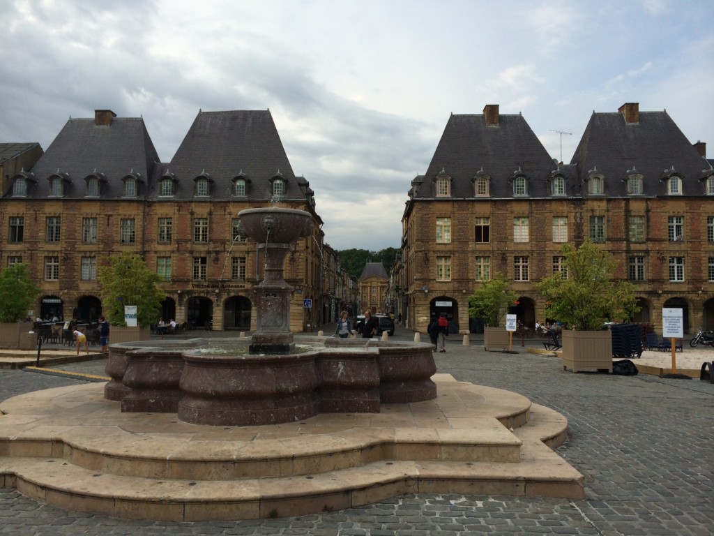 Place Ducal in Charleville, Sitz der Obersten Heeresleitung im Ersten Weltkrieg. Die Paläste behagten den Preußischen Offizieren, fast wie Potsdam