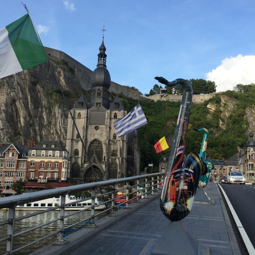 Saxophone statt Kriegerdenkmal: ein guter Zug der Zeit auf der Brücke von Dinant